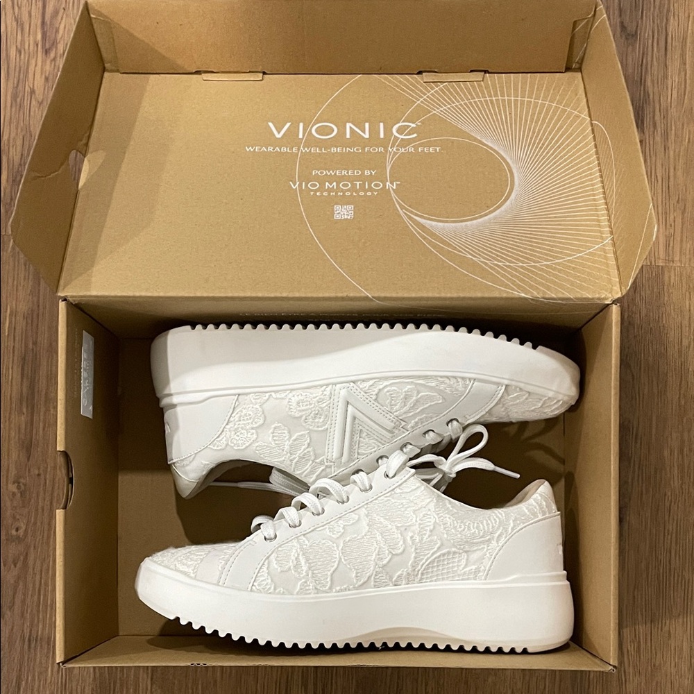 NWT- Vionic Women's Lace Pattern White Sneakers